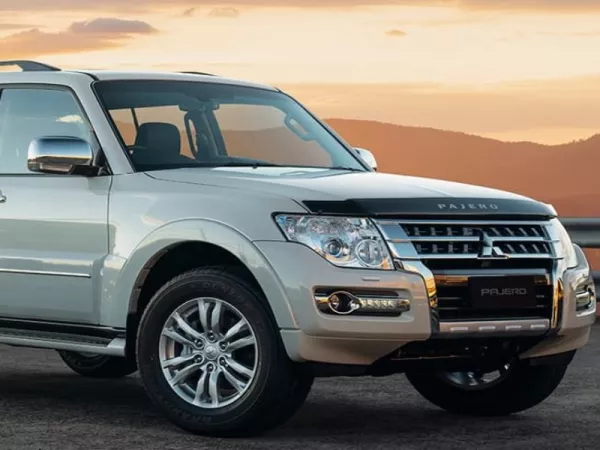 Dịch vụ thay kính chắn gió xe Mitsubishi Pajero tại nhà
